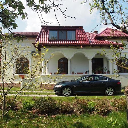 Argeselu Garden Villa - Entire Floor Apartment, Exclusive Garden Access Maracineni Ngoại thất bức ảnh