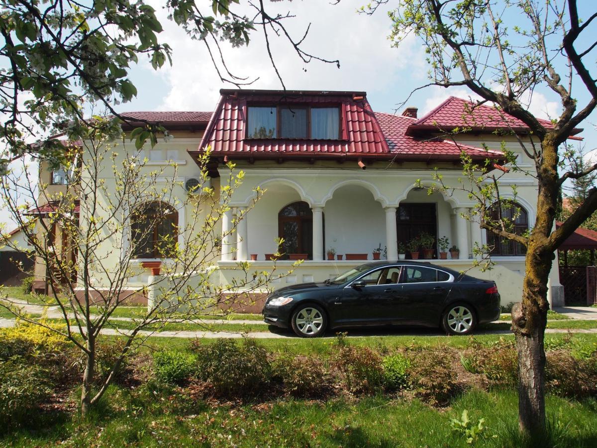 Argeselu Garden Villa - Entire Floor Apartment, Exclusive Garden Access Maracineni Ngoại thất bức ảnh