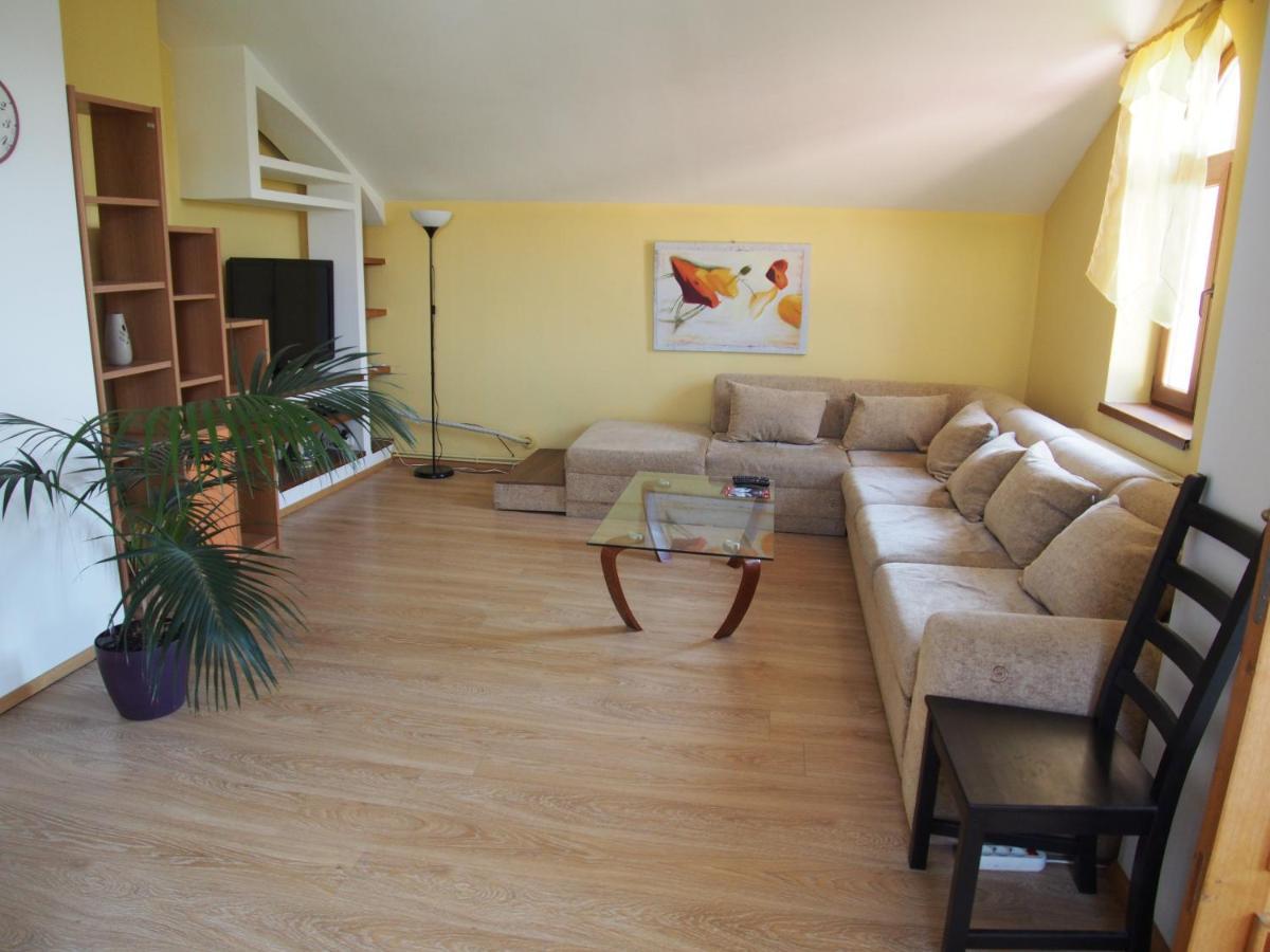 Argeselu Garden Villa - Entire Floor Apartment, Exclusive Garden Access Maracineni Ngoại thất bức ảnh