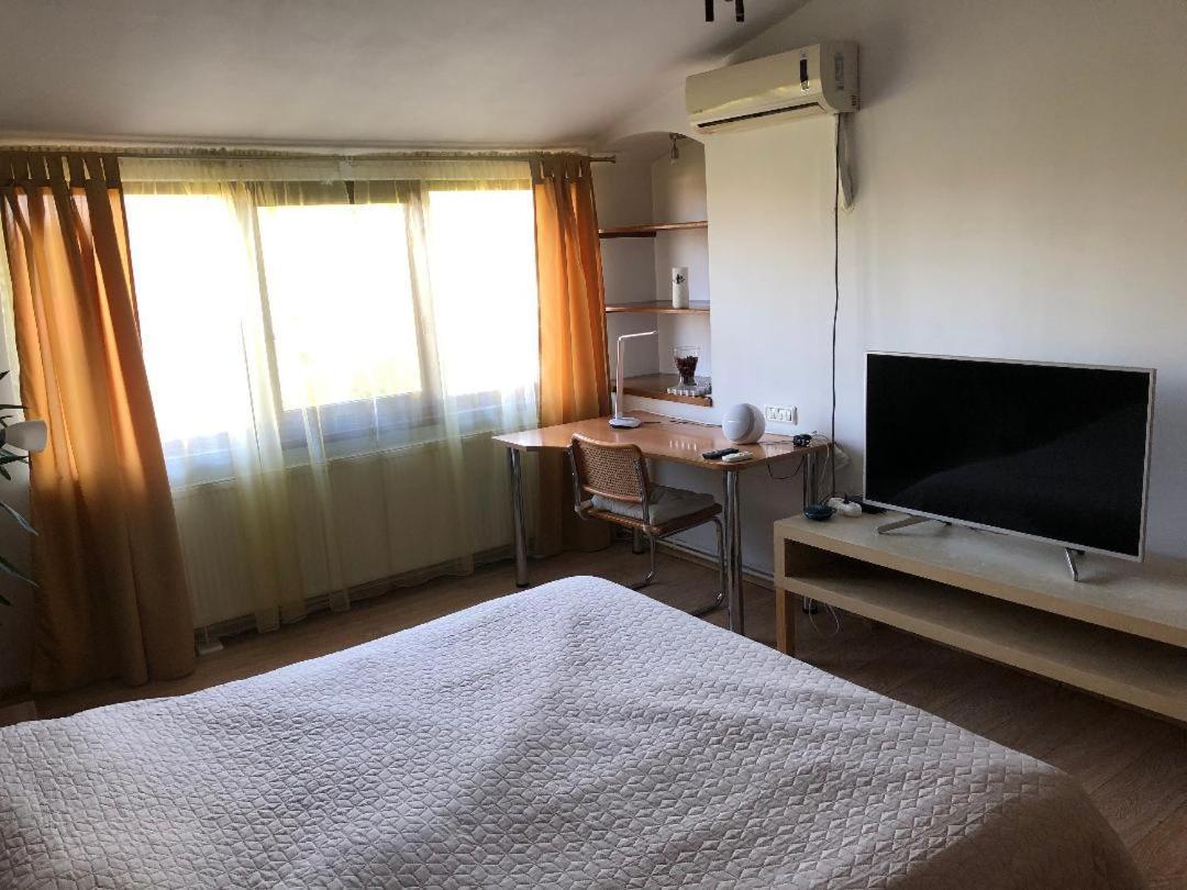 Argeselu Garden Villa - Entire Floor Apartment, Exclusive Garden Access Maracineni Ngoại thất bức ảnh