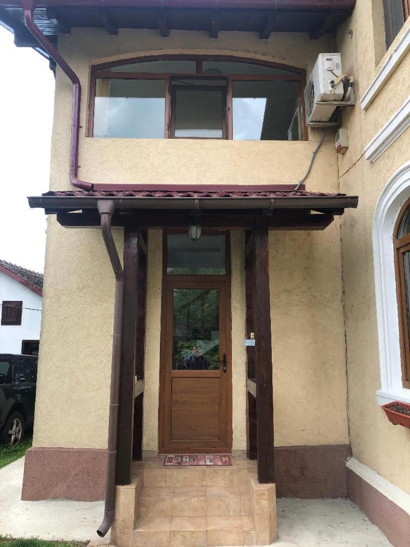 Argeselu Garden Villa - Entire Floor Apartment, Exclusive Garden Access Maracineni Ngoại thất bức ảnh